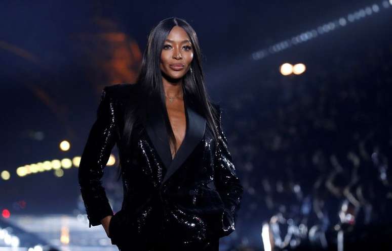 Naomi Campbell desfila cria&ccedil;&atilde;o do estilista Anthony Vaccarello no desfile da cole&ccedil;&atilde;o feminina primavera/ver&atilde;o 2020 para a grife Saint Laurent durante a Paris Fashion Week em Paris, Fran&ccedil;a
24/09/2019 REUTERS/Gonzalo Fuentes/File Photo