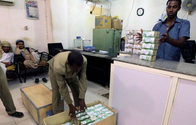 Homens com maços de dinheiro em loja de ouro em Cartum, Sudão 
15/07/2012
REUTERS/Mohamed Nureldin Abdallah 