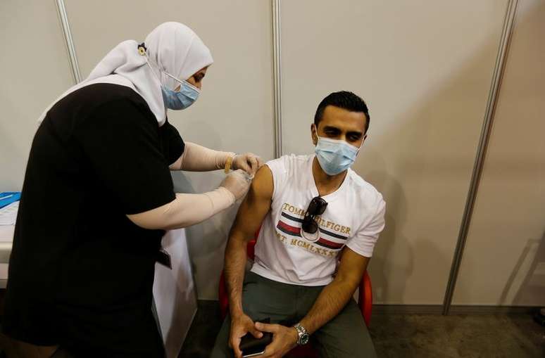 Vacinação no Barein
 24/12/2020  REUTERS/Hamad I Mohammed