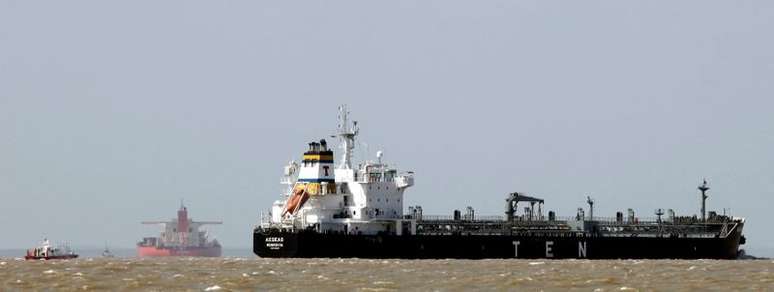 Navio em terminal da Vale em São Luís (MA) 
09/12/2011
REUTERS/Paulo Whitaker 