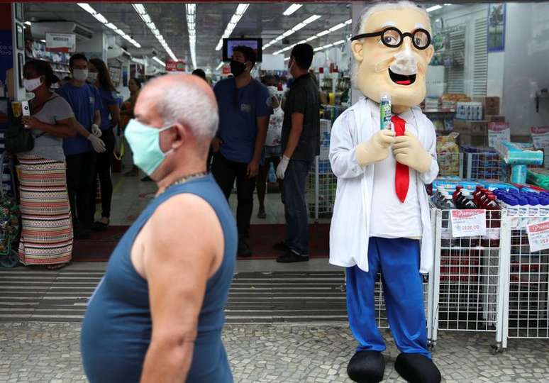 Vista externa de funcion&aacute;rio em frente a uma drogaria, no Rio de Janeiro. 16/4/2020. REUTERS/Ricardo Moraes 