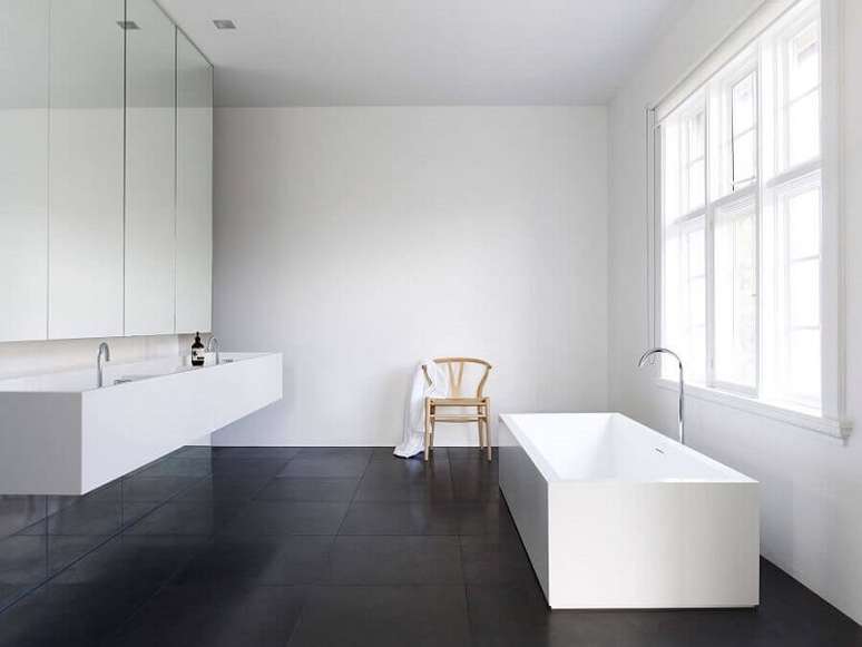 15. Banheiro minimalista com piso fosco preto. Fonte: Archilovers