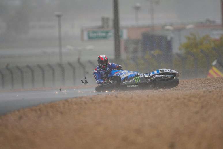 Álex Rins caiu e abandonou o GP da França após várias ultrapassagens 