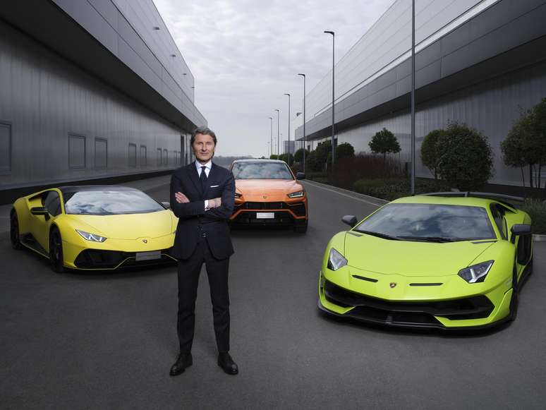 Stephan Winkelmann, presidente e CEO da Automobili Lamborghini, e os três mjodelos atuais.