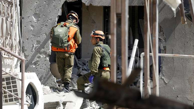 Soldados israelenses inspecionam um prédio em Ashkelon danificado por um foguete lançado de Gaza