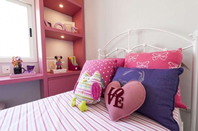 41. Coloque sobre a cama diferentes modelos de almofada infantil. Fonte: Carla Cuono Arquitetura e Interiores