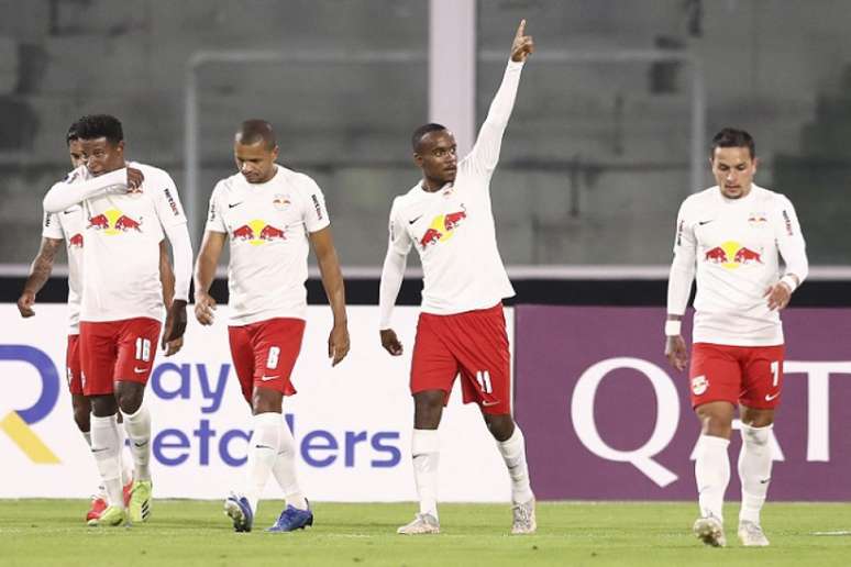 Helinho comemora seu gol com seus companheiros de time; vitória mantém o Red Bull na briga por uma vaga nas oitavas (Foto: Divulgação/Conmebol Sul-Americana)