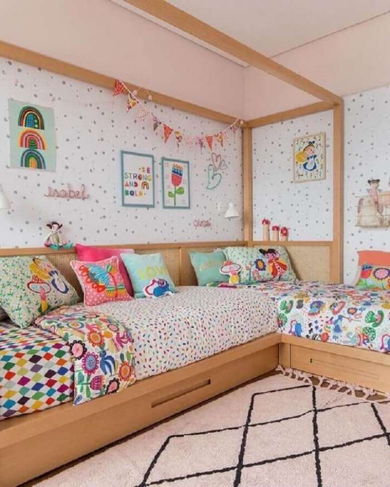 32. As almofadas infantil decorativas combinam com aos len&ccedil;&oacute;is de cama. Fonte: Hana Lerner Arquitetura e MOOUI
