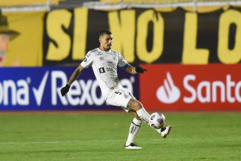 Volante Alison é um dos líderes do jovem elenco santista (Foto: Ivan Storti/Santos FC)