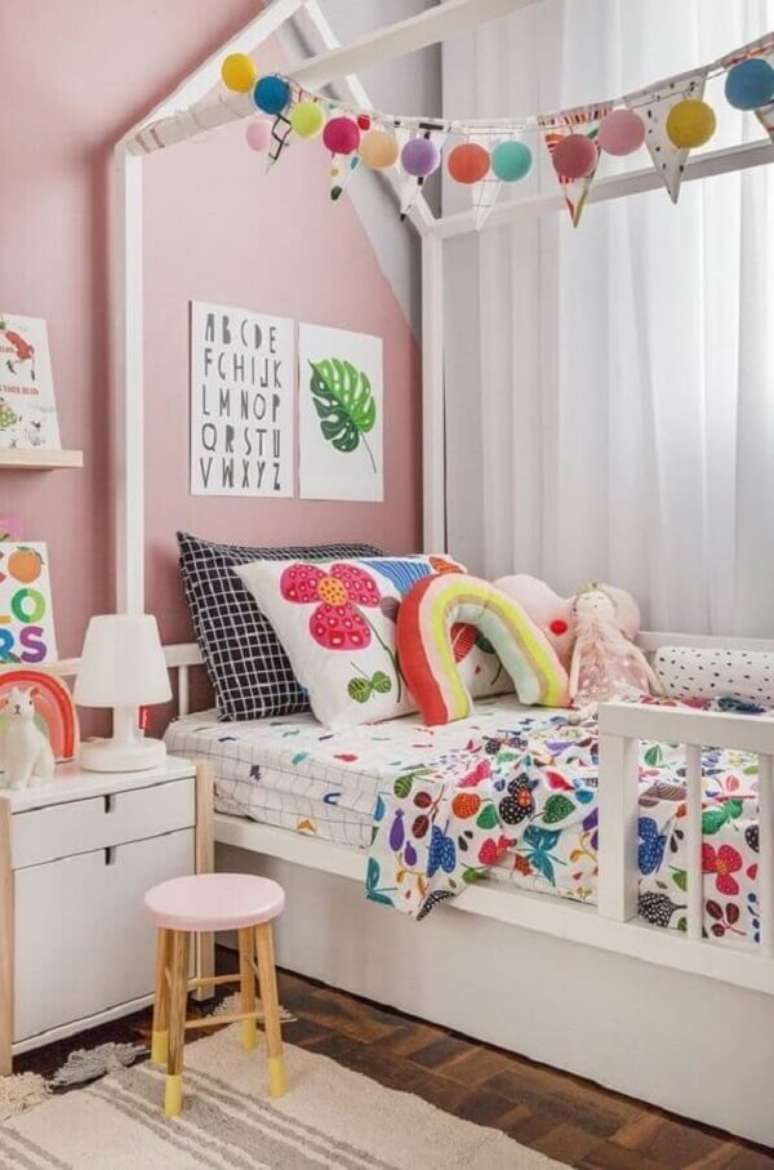 43. Decora&ccedil;&atilde;o alegre e colorida com almofada infantil personalizada. Fonte: MOOUI