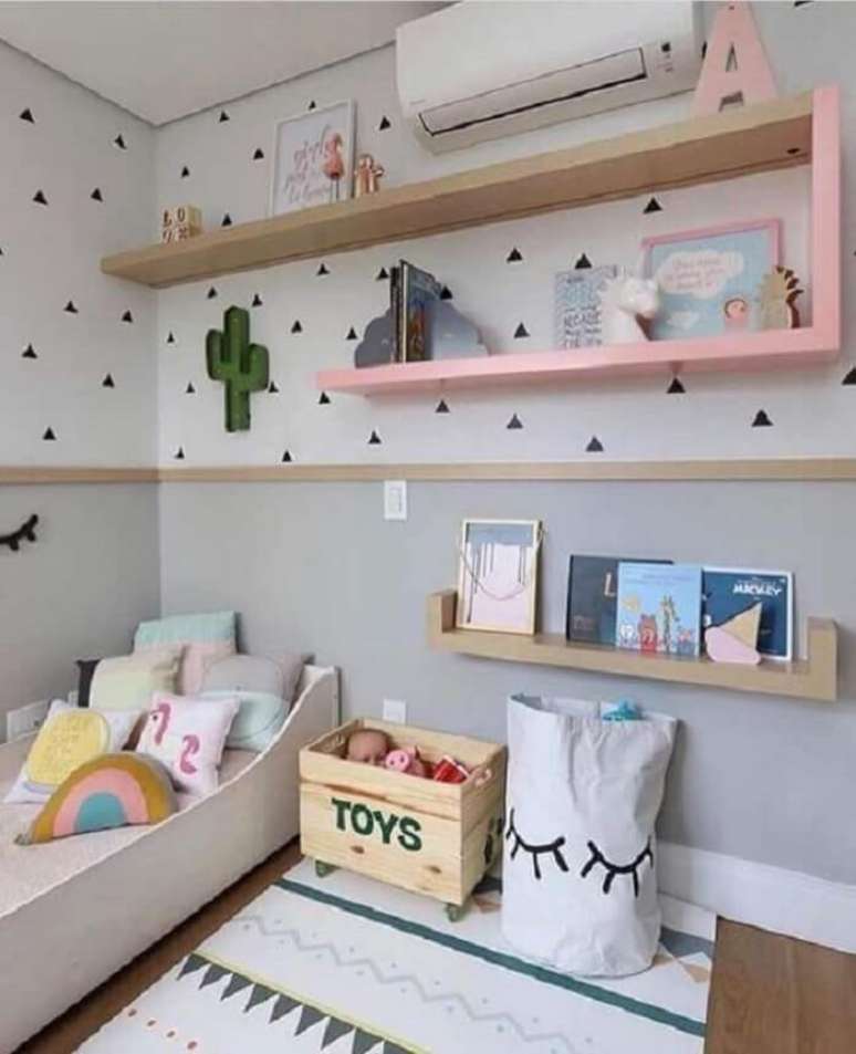 19. Almofada infantil personalizada e papel de parede de triângulos pretos decoram o quarto. Fonte: Stúdio 166