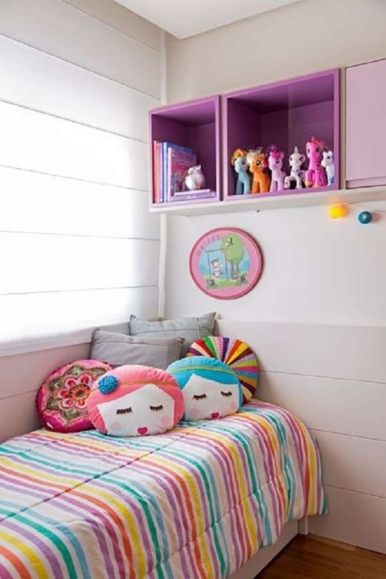 40. Colcha listrada e almofada infantil. Fonte: Adriana Fontana