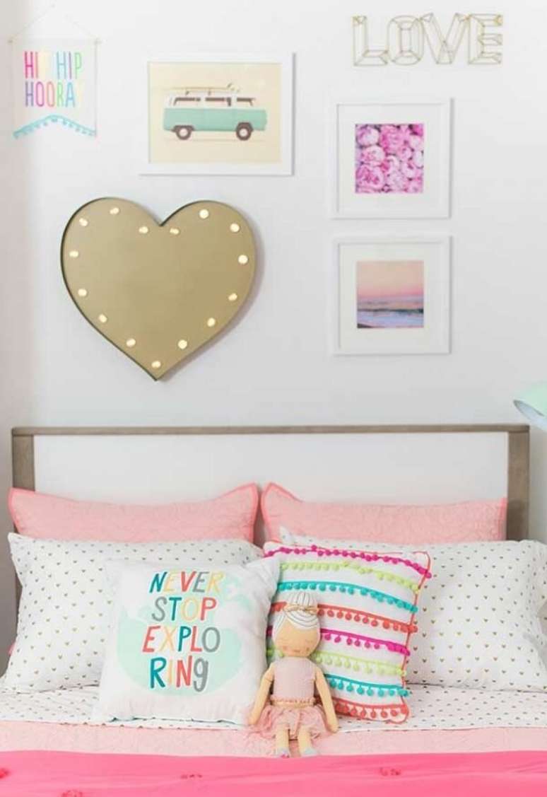 38. Cama de madeira com almofada infantil menina. Fonte: Revista Viva Decora 2