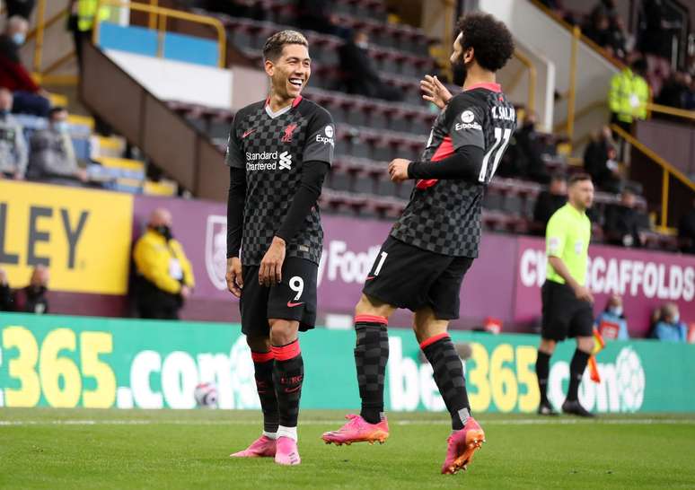 Com gol de Firmino, Liverpool derrota o Burnley pelo Inglês