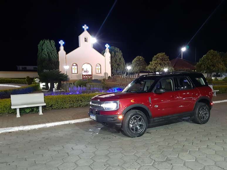 Ford Bronco Sport durante a avaliação: parada para uma foto noturna.