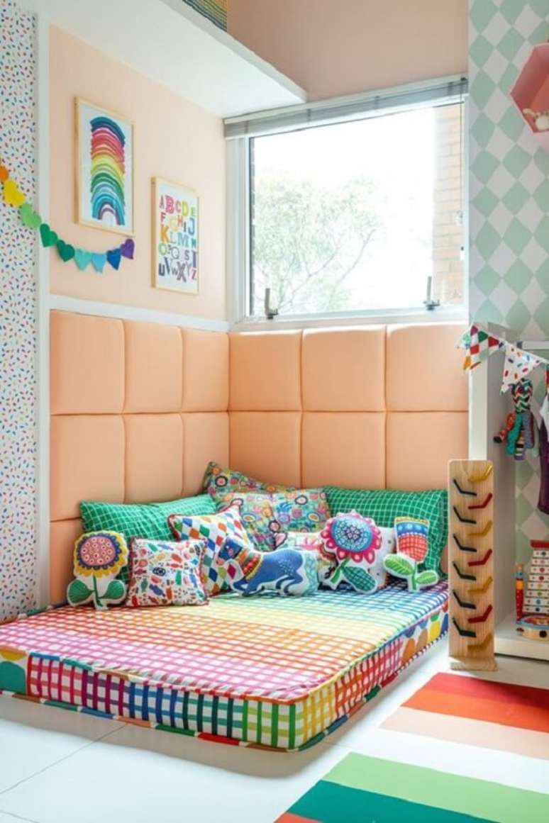 10. Quarto colorido com kit almofadas infantil. Fonte: MOOUI