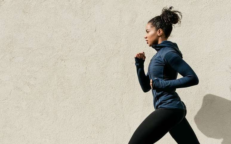 Mulher corre após obter informações dos mitos sobre atividades físicas