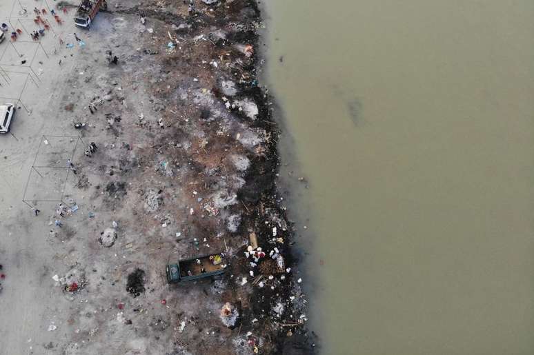 Foto de 5 de maio mostra pontos de cremação às margens do rio Ganges; é comum hindus cremarem seus mortos