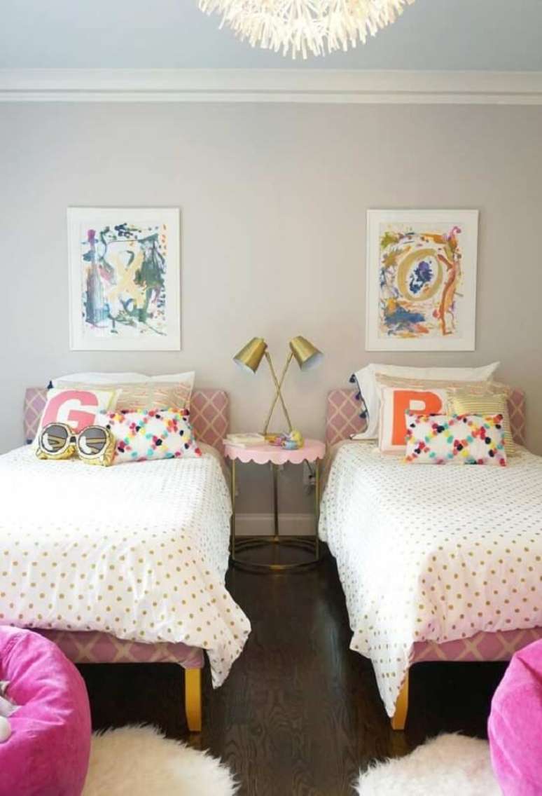 6. Lumin&aacute;ria dourada e almofadas decorativas para quarto infantil. Fonte: Revista Viva Decora 2