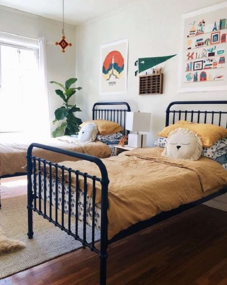 29. As almofadas decorativas infantil decoram a cama de ferro do quarto compartilhado. Fonte: Revista Viva Decora