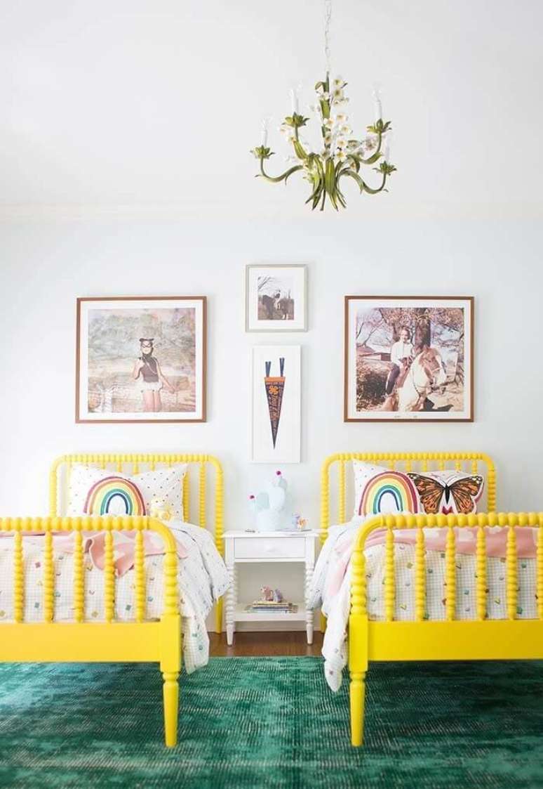 36. Cama amarela e almofadas infantil decorativas decoram o dormitório compartilhado. Fonte: Revista Viva Decora 2