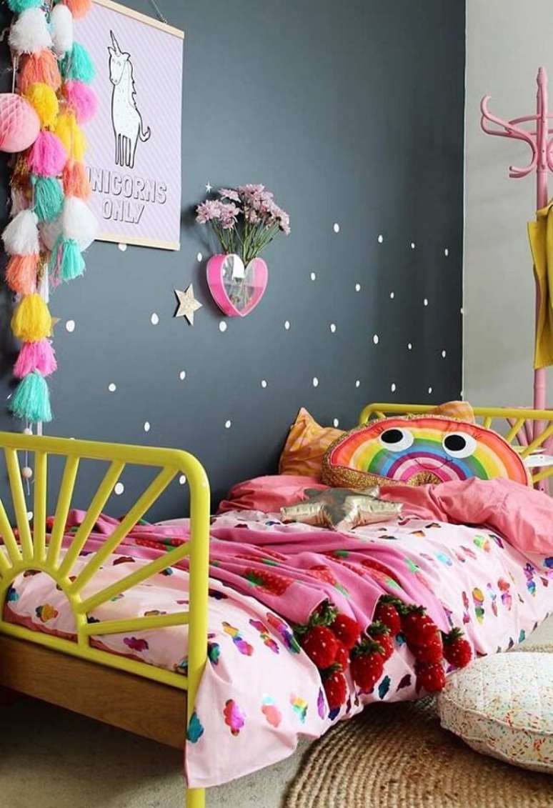 39. Capa de almofada infantil com formato de arco-&iacute;ris. Fonte: Revista Viva Decora 2