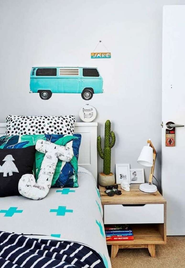 16. Almofada infantil decorativa com formato J se destaca sobre a cama. Fonte: Revista Viva Decora 2