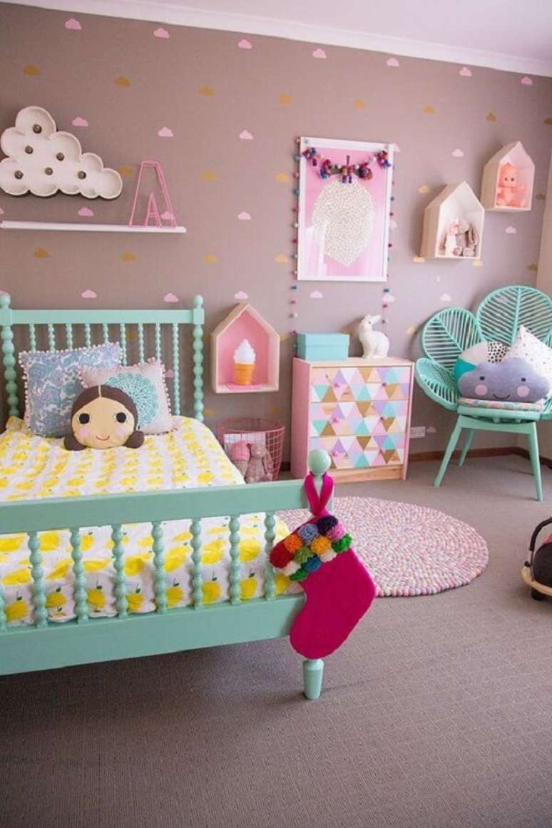 8. A almofada infantil menina decora a cama do dormitório. Fonte: Pinterest
