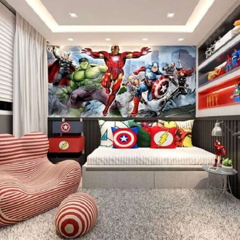 5. Papel de parede da Marvel e almofada infantil menino com estampa de heróis. Fonte: Revista Viva Decora