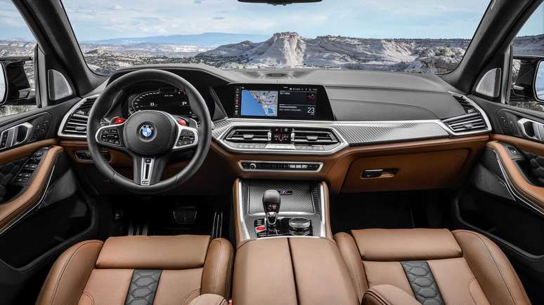 BMW X5 M Competition conta com central multimídia iDrive de 12,3’’. 