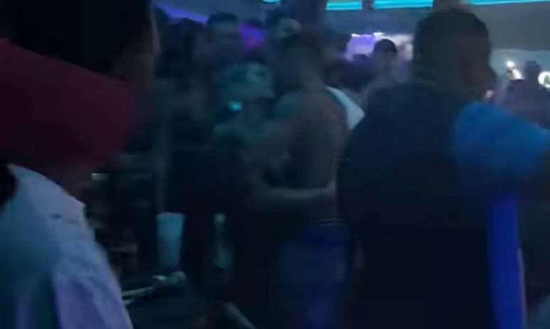 Vídeo flagra momento em que MC Kevin abraça e beija a mulher, Deolane, no palco de último show