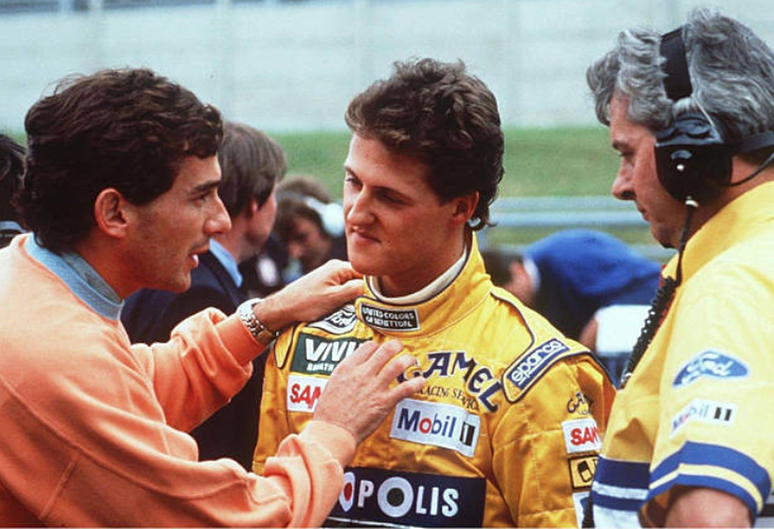 Senna, tricampeão, explica ao jovem Schumacher como são as coisas.
