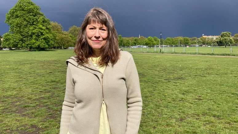 Jan Spivey colocou pr&oacute;teses no seio depois de ter passado por uma mastectomia, em decorr&ecirc;ncia de um c&acirc;ncer de mama. Mas, depois do implante, come&ccedil;ou a sentir dores no corpo e fadiga