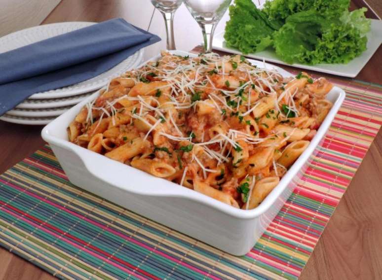 Guia da Cozinha - Macarrão à bolonhesa na panela de pressão para um almoço rápido