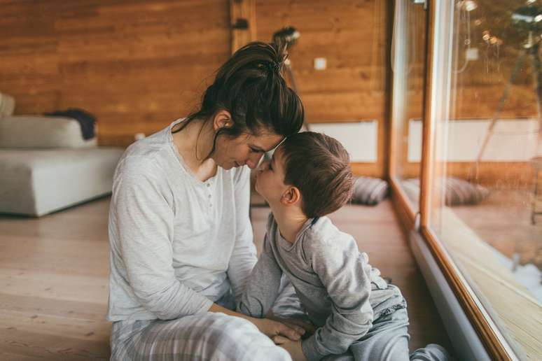 Foto de mãe e filho em momento de carinho