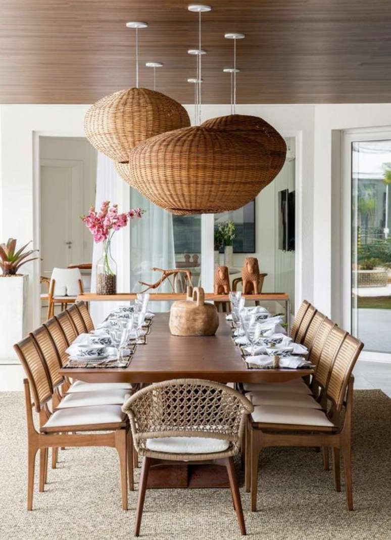 55. Mesa de jantar de madeira com cadeira de palha &ndash; Foto Casa de Valentina