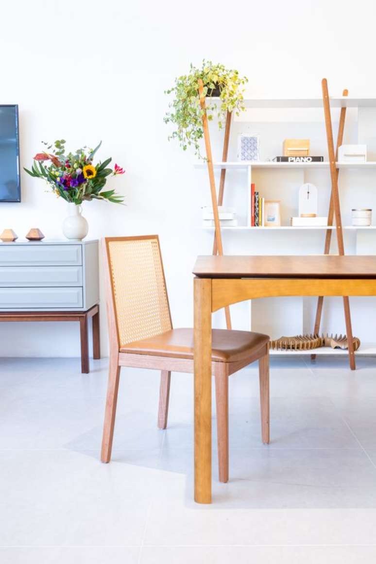 53. Mesa de madeira com cadeira de palha &ndash; Foto Pinterest