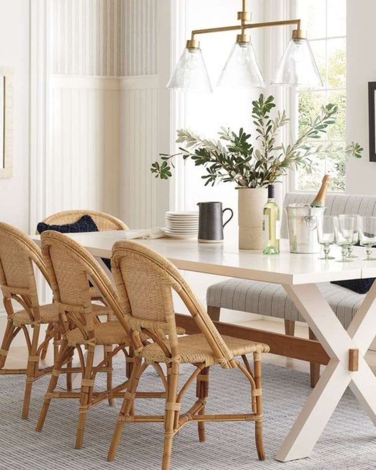 43. Cadeira de palha para sala de jantar moderna com mesa branca – Foto Casa tres Chic