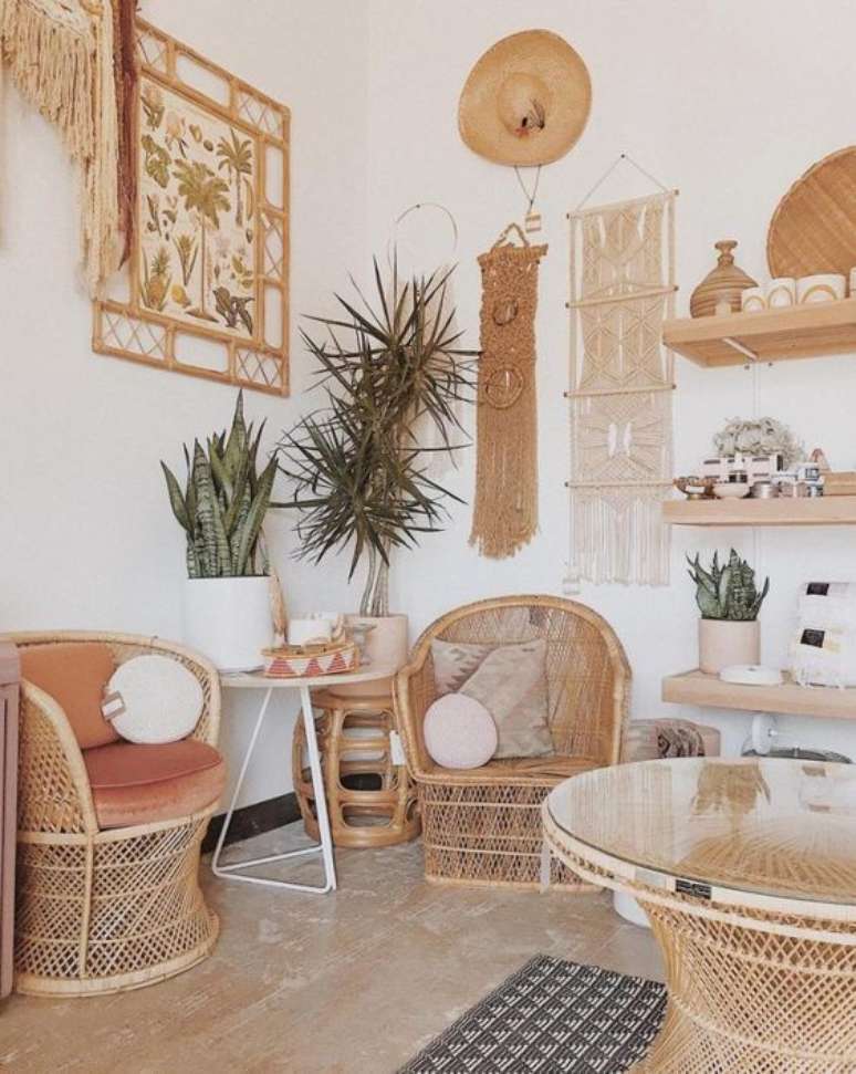 35. Cadeira de palha para sala de estar boho chic – Foto Buzz Home