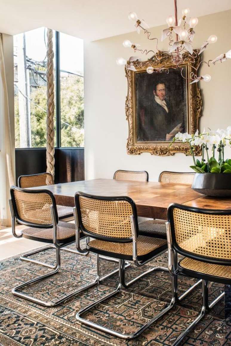 69, Sala de jantar com cadeira de palha e estrutura de ferro – Foto The Styles Aloniste