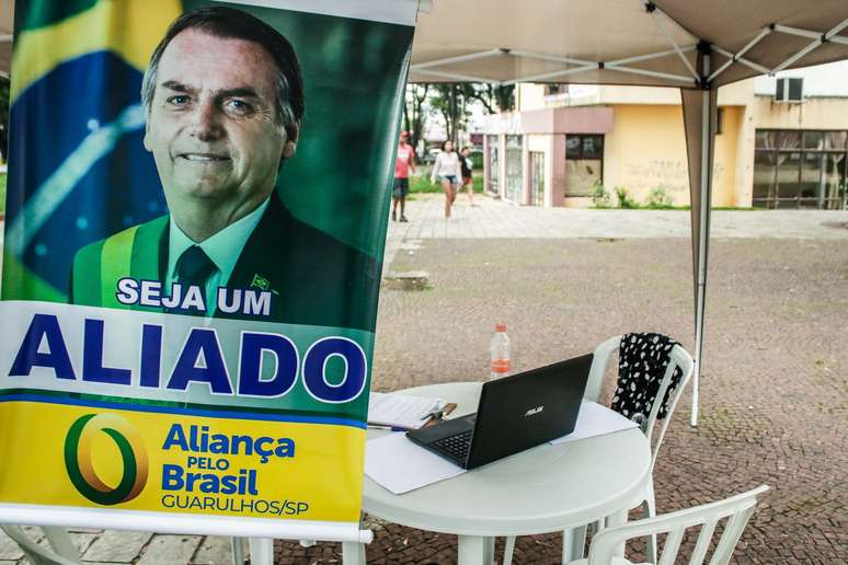 Apoiadores do partido Aliança pelo Brasil coletam assinaturas em Guarulhos 