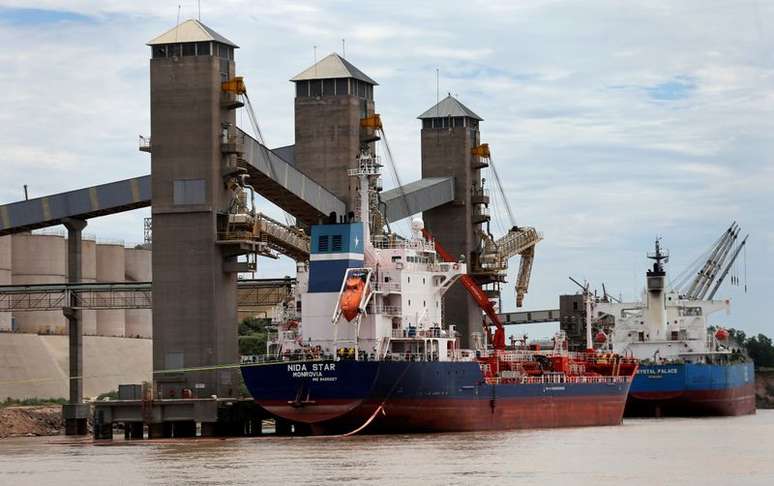 Gr&atilde;os s&atilde;o carregados em navios para exporta&ccedil;&atilde;o em um porto do rio Paran&aacute; perto de Ros&aacute;rio, Argentina
31/01/2017
REUTERS/Marcos Brindicci