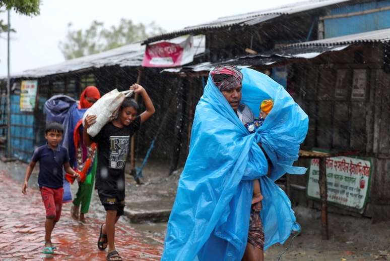 Pessoas buscam abrigo após passagem do ciclone Amphan por Bangladesh
20/05/2020
REUTERS/Stringer