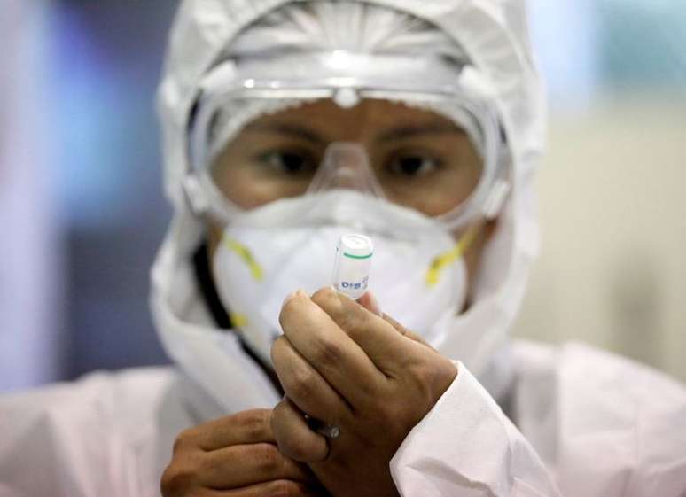Profissional de saúde prepara vacina em La Paz
 1/3/2021   REUTERS/David Mercado