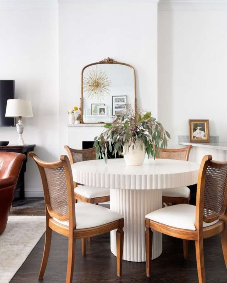 29. Cadeira de palha e madeira para sala de jantar com mesa branca redonda – Foto CB2