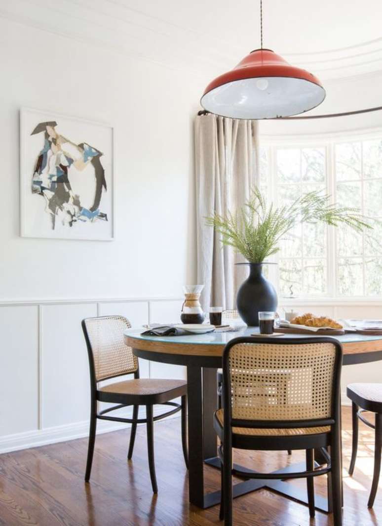 16. Cadeira de palha com madeira preta e mesa redonda – Foto Style by Emily Henderson