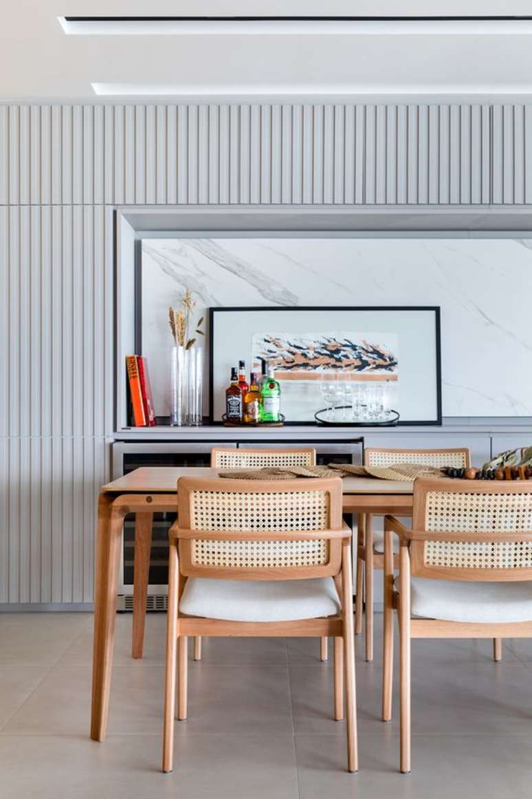 54. Mesa de jantar com cadeira de palha &ndash; Foto Mariana Pesca