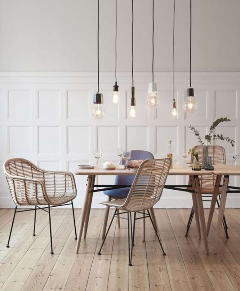 66. Sala de jantar com cadeira de palha e mesa de madeira – Foto Casa Vogue