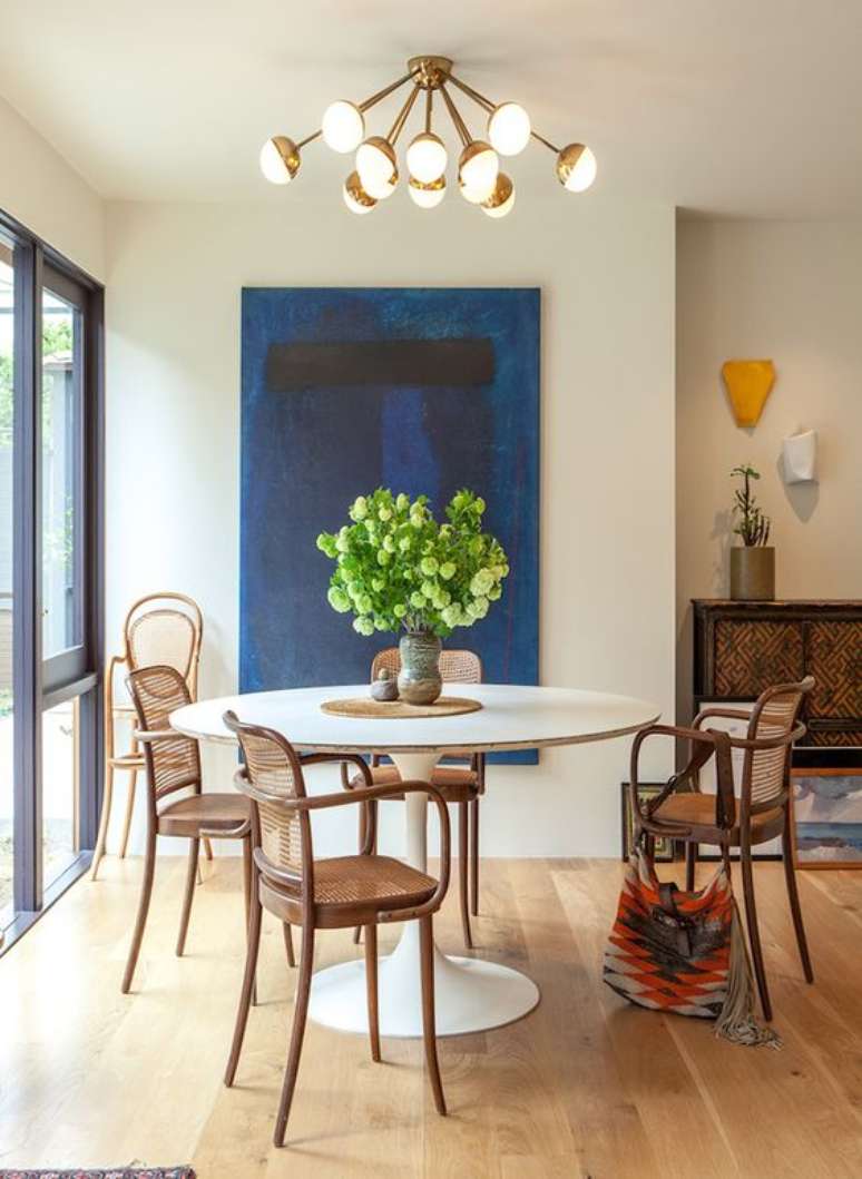 52. Mesa de jantar com cadeira de palha e madeira &ndash; Foto Casa de Valentina