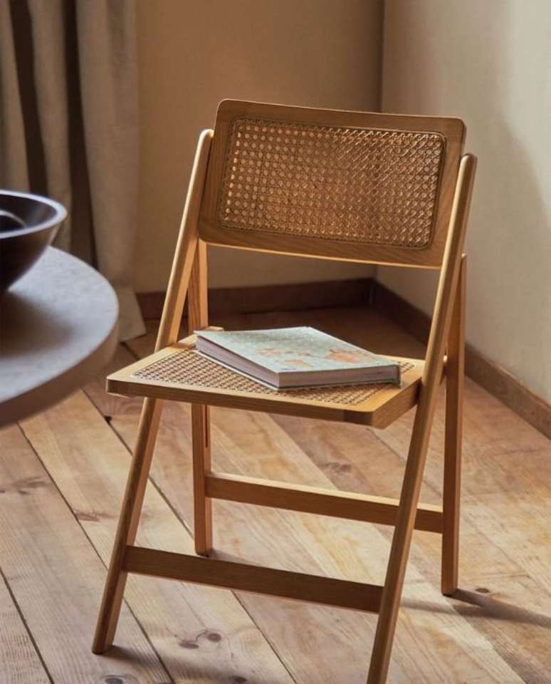 14. Cadeira de palha com madeira dobrável Foto Delikatissen